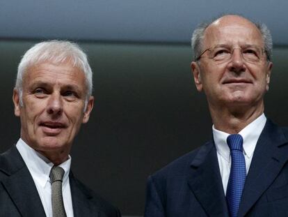 Matthias M&uuml;ller, presidente de Volkswagen, y Han Dieter P&ouml;tsch, de su junta directiva, el pasado mes de marzo en Hannover (Alemania) 