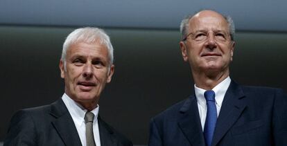 Matthias M&uuml;ller, presidente de Volkswagen, y Han Dieter P&ouml;tsch, de su junta directiva, el pasado mes de marzo en Hannover (Alemania) 