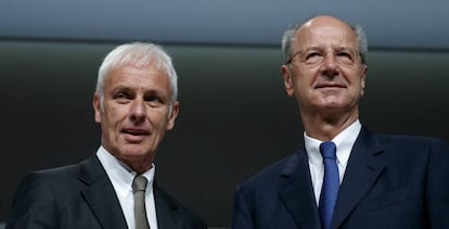 Matthias Müller, presidente de Volkswagen, y Han Dieter Pötsch, de su junta directiva, el pasado mes de marzo en Hannover (Alemania)