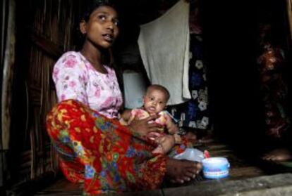 Una bangladesí de la minoría rohingya con su bebé en un campo de refugiados en Birmania.