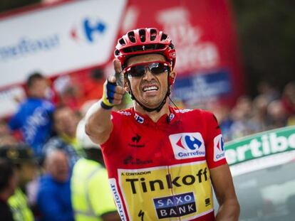 Contador celebra su victoria al cruzar la meta, en La Farrapona.