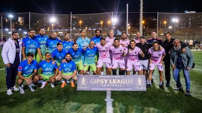 Los miembros del Hinojos F.C. del barrio de La Mina y el Balichos F.C. de la Zona Franca posan antes de un partido de la Gipsy League de Barcelona.