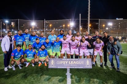 Los miembros del Hinojos F.C. del barrio de La Mina y el Balichos F.C. de la Zona Franca posan antes de un partido de la Gipsy League de Barcelona.