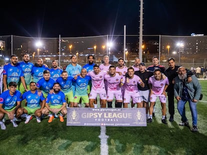 Los miembros del Hinojos F.C. del barrio de La Mina y el Balichos F.C. de la Zona Franca posan antes de un partido de la Gipsy League de Barcelona.