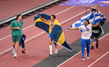 Armand Duplantis, bandera sueca en mano, celebra su nueva proeza, rodeado del griego Karalis (plata) y del australiano Marschall (bronce).