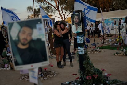 Unas mujeres se abrazan en el lugar del festival Nova, un año después del ataque de Hamás, este lunes. 