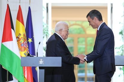 El presidente del Gobierno, Pedro Sánchez (a la derecha), tras la rueda de prensa con su homólogo de Palestina, Mahmud Abbas, el pasado 19 de septiembre en Moncloa.
