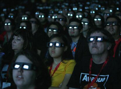 Provistos de gafas 3D, los visitantes de Comic Con asisten al estreno de <i>Avatar, </i>el filme de James Cameron que pronto se verá en las pantallas de todo el mundo.