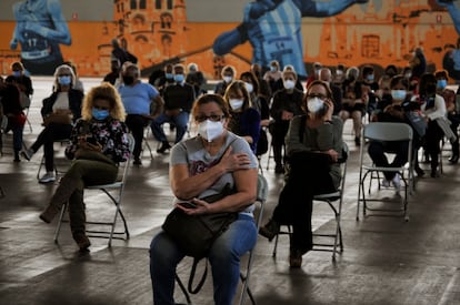 Vacunación en un recinto ferial de Ourense (Galicia) con la inyección de AstraZeneca, este martes.