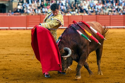 Daniel Luque, en el inicio de un pase de pecho a su primer toro.
