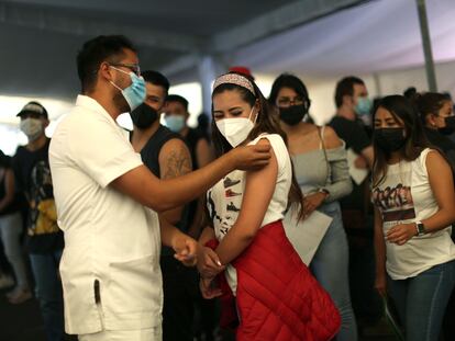 MEX7801. CIUDAD DE MÉXICO (MÉXICO), 28/07/2021.- Personal de salud aplica la vacuna contra la covid-19 a jóvenes de 18 a 29 años hoy, en Ciudad de México (México). Este miércoles, México recibió 585.000 dosis de la vacunas de Pfizer-BioNTech y dos millones de la china Sinovac y desde el 24 de diciembre de 2020 el país ha recibido en total 82,4 millones de dosis. El programa de vacunación varía por región y contempla a mayores 18 de años, mujeres embarazadas, personal médico y educativo, así como toda la población elegible en la frontera con Estados Unidos. EFE/ Sáshenka Gutiérrez