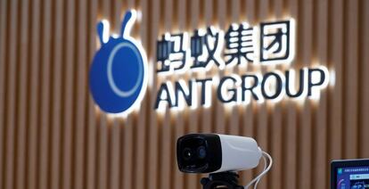 Una cámara térmica junto al logo de Ant Group en la sede central de la compañía en Hangzhou, China.