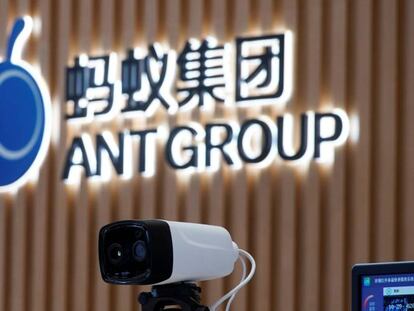 Una cámara térmica junto al logo de Ant Group en la sede central de la compañía en Hangzhou, China.