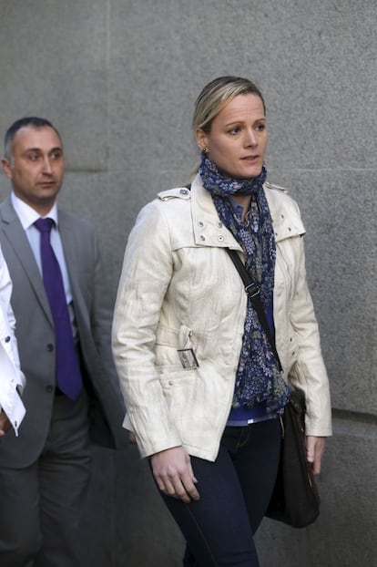 La capitana Zaida Cantera y su marido, el comandante José López a la salida del Congreso.