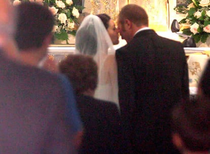 La hija de Salvatore Toto, el jefe de la Mafia, Lucia Riina (i), besa a su nuevo marido Vincenzo Bellomo (d), durante su boda en la Iglesia de la Inmaculada en Corleone, en la región de Palermo, al sur de Italia, hoy 23 de julio del 2008. La hija mayor de Toto, Riina, de 28 años, se ha casado con Vincenzo Bellomo, de 34, un representante de ventas con el que la hija del jefe de la Mafia ha estado saliendo durante algún tiempo.