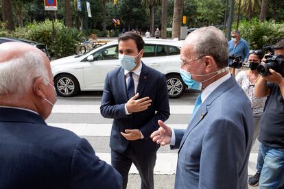 El ministro de Consumo, Alberto Garzón (c), a su llegada al Ayuntamiento malagueño.