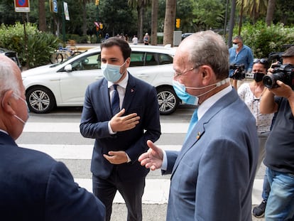 El ministro de Consumo, Alberto Garzón (c), a su llegada al Ayuntamiento malagueño.