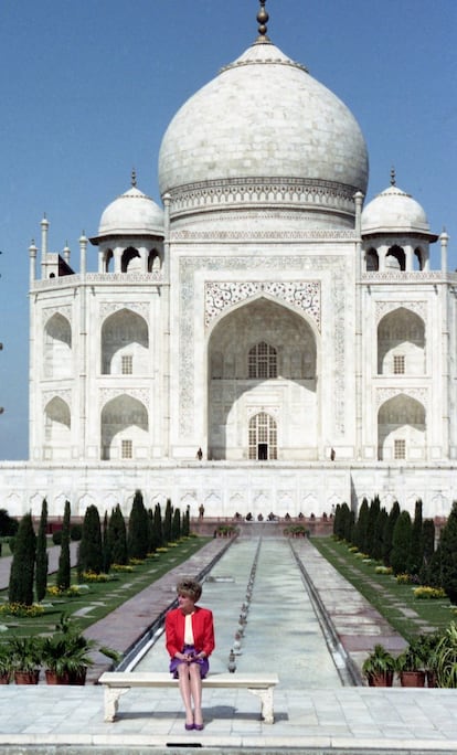 La princesa Diana permanece sentada frente al Taj Mahal en la ciudad de Agra (India), el 11 de febrero de 1992.