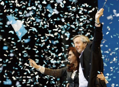 Cristina Fernández de Kirchner y su esposo Néstor Kirchner, durante una manifestación de apoyo en Buenos Aires en 2008.