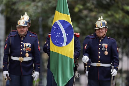Miembros de la guardia presidencial de Colombia sostienen la bandera de Brasil, durante la visita de Lula da Silva a la Casa de Nariño.