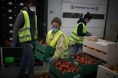 Voluntarios trabajando en el Banco de Alimentos de Barcelona el pasado mes de abril.