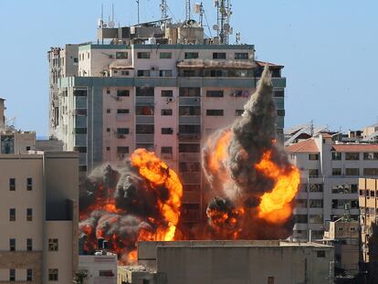 Momento en el que el edificio que albergaba las sedes de AP y Al Jazeera en Gaza es alcanzado por los misiles israelíes, este sábado.