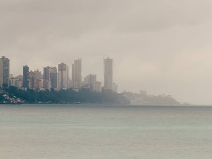 Un barco de mercancías se aproxima al puerto de Salvador de Bahía,  en Brasil.