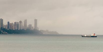 Un barco de mercancías se aproxima al puerto de Salvador de Bahía,  en Brasil.