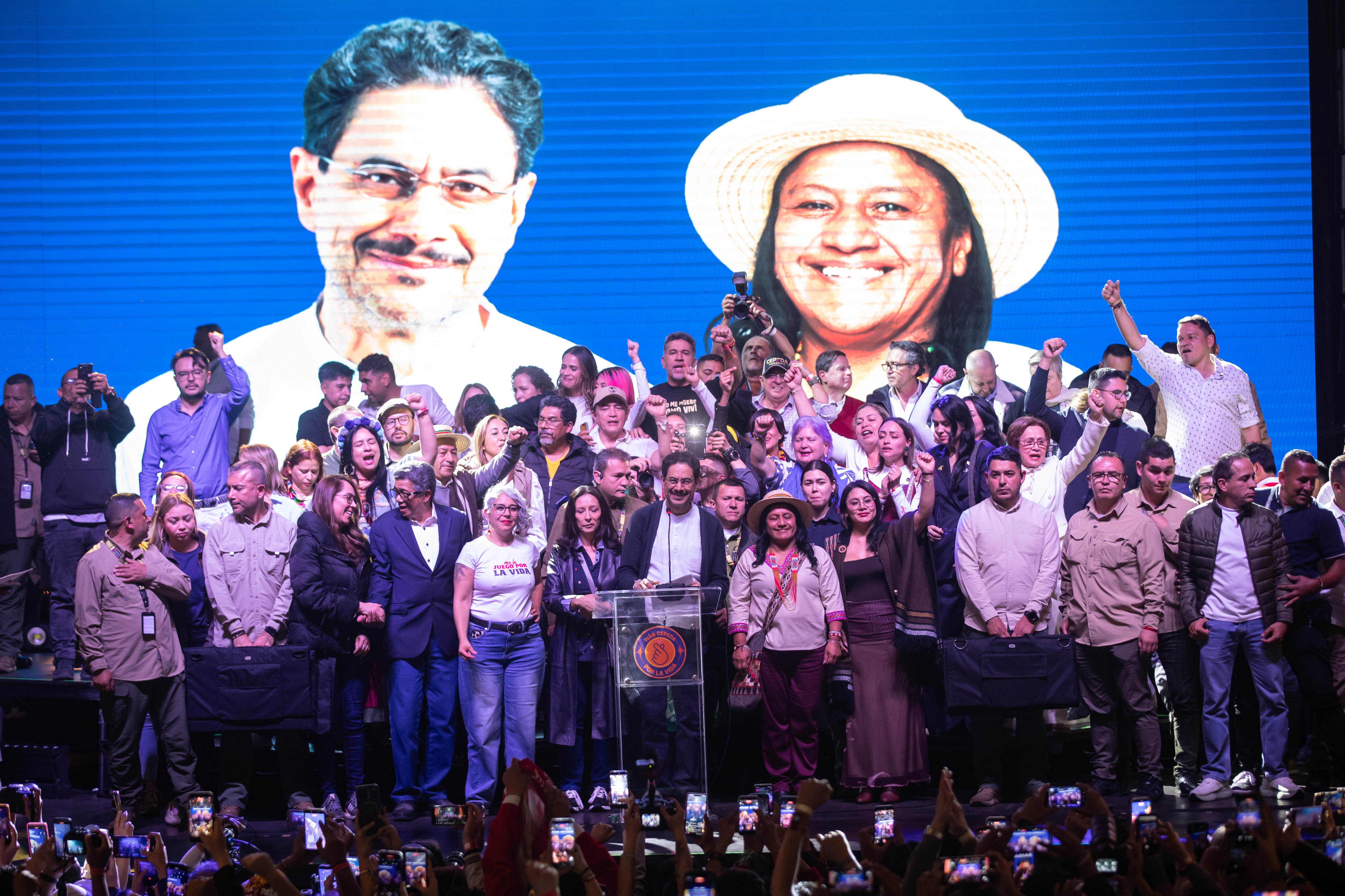 Iván Cepeda y su equipo de campaña, durante su discurso en Bogotá.