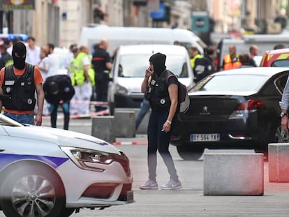 Explosión en una calle peatonal de Lyon, en imágenes