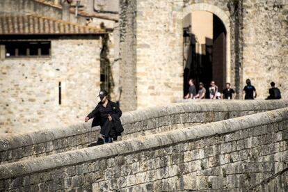 Membres de l'equip de rodatge al pont medieval de Besalú.