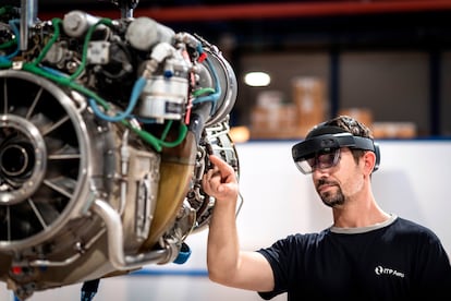 Un trabajador examina uno de los motores fabricados por ITP Aero.