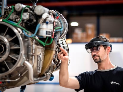 Un trabajador examina uno de los motores fabricados por ITP Aero.