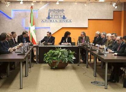 Imagen de la reunión que mantuvo el martes Ibarretxe y la <i>vicelehendakari</i> Zenarruzabeitia con los responsables de las cajas de ahorros.