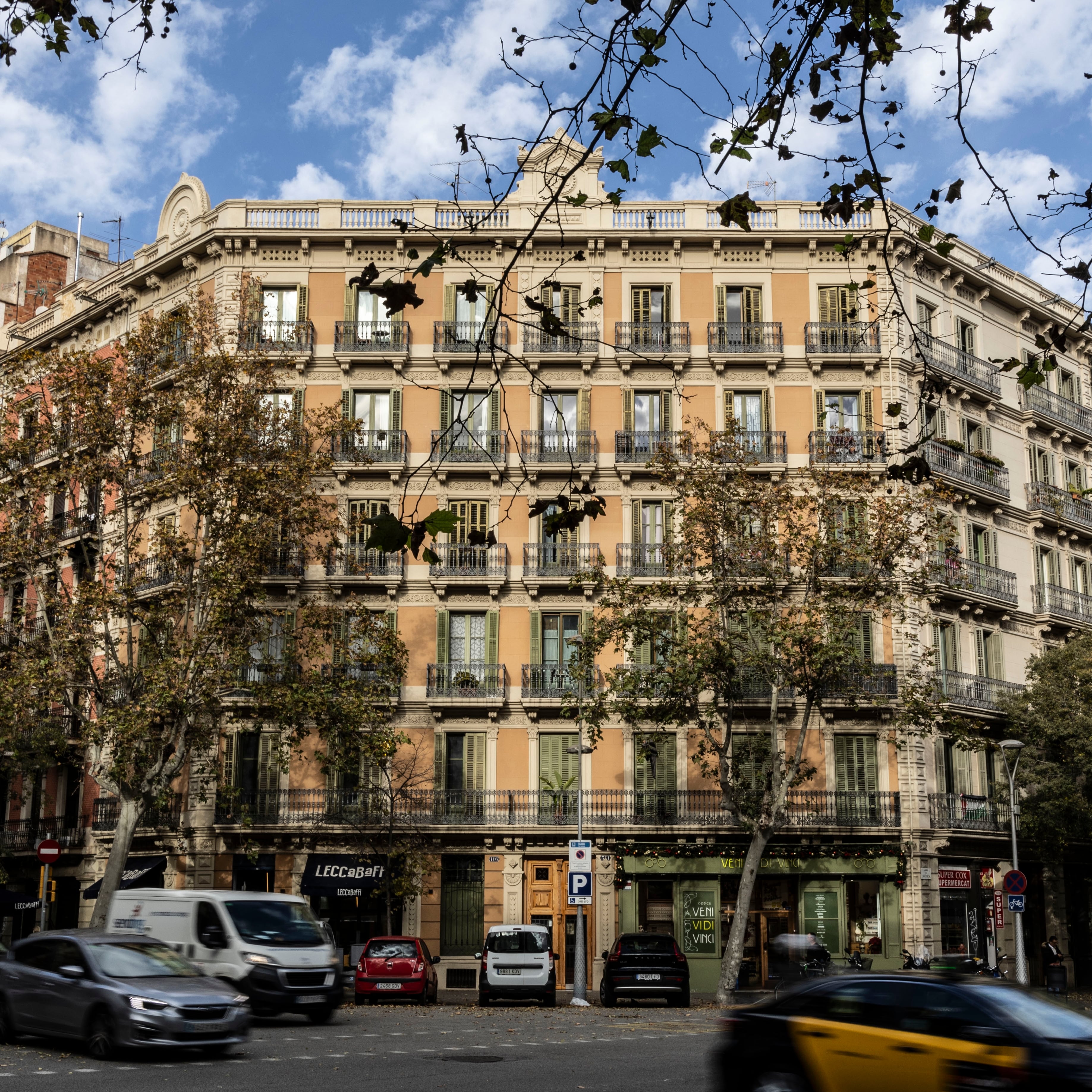 Los barrios vulnerables desaparecen del centro de Barcelona y se enquistan en la periferia