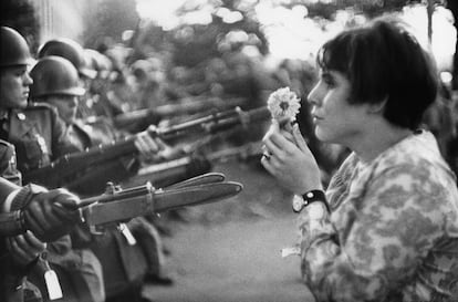 Una joven estadounidense, Jan Rose Kasmir, se enfrenta a la Guardia Nacional estadounidense frente al Pentágono durante la marcha contra la guerra del Vietnam. Washington DC, 1967.