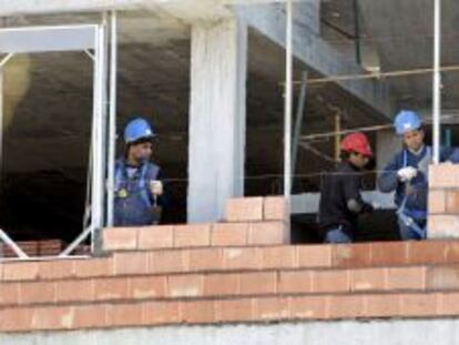 Tres obreros trabajan en una vivienda en construcci&oacute;n. EFE/Archivo