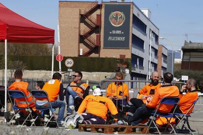 Trabajadores de Bacard&iacute;, en huelga, a las puertas de la empresa. 