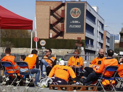 Trabajadores de Bacard&iacute;, en huelga, a las puertas de la empresa. 