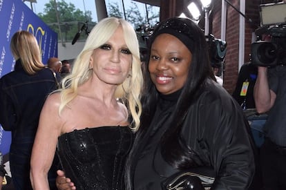 La maquilladora Pat McGrath es una de las mujeres más influyentes de la industria del espectáculo (en la imagen, junto a Donatella Versace). Ha maquillado a actrices y cantantes de todo el mundo, y atiende los desfiles más prestigiosos. Londinense de madre jamaicana, es miembro de la orden del Imperio Británico y una dominadora de las texturas y las colores cuyos productos de maquillaje se agotan según sale a la venta.