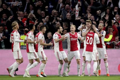 Los jugadores del Ajax celebran el primer gol de Matthijs de Ligt.