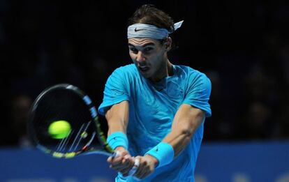 Nadal devuelve una bola ante Berdych.