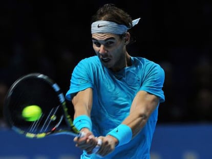 Nadal devuelve una bola ante Berdych.