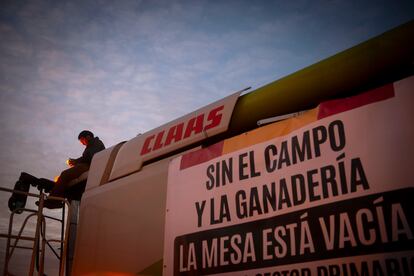 Una cosechadora, este miércoles en la marcha de tractores por la A-42 a la altura de Torrejón de la Calzada (Madrid).