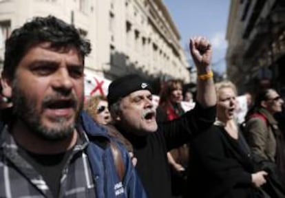 Un grupo de funcionarios grita consignas durante una manifiestación en contra de los despidos y fusiones de organismos públicos en el centro de Atenas (Grecia) el 12 de marzo pasado. EFE/Archivo
