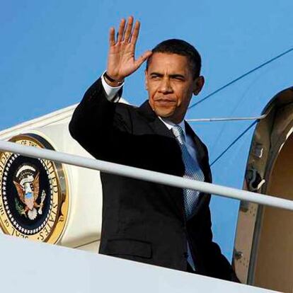 El presidente Barack Obama saluda desde el Air Force One en Washington antes de partir a Chicago para pasar allí el fin de semana festivo por el día del Presidente