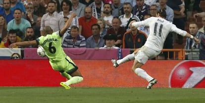 El delantero gal&eacute;s del Real Madrid Gareth Bale dispara a puerta para conseguir el primer gol blanco frente al Manchester City.