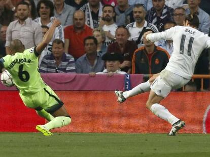 El delantero gal&eacute;s del Real Madrid Gareth Bale dispara a puerta para conseguir el primer gol blanco frente al Manchester City.
