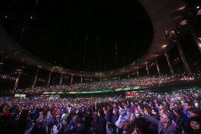 Una muchedumbre observa la presentación de la cantante española, Isabel Pantoja, el miércoles 22 de febrero de 2017, en la tercera noche de la 58º versión del Festival internacional de la canción de Viña del Mar.