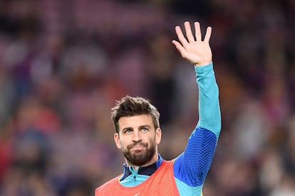 Piqué saluda a la grada antes del partido. El apoyo ha sido máximo desde el calentamiento.